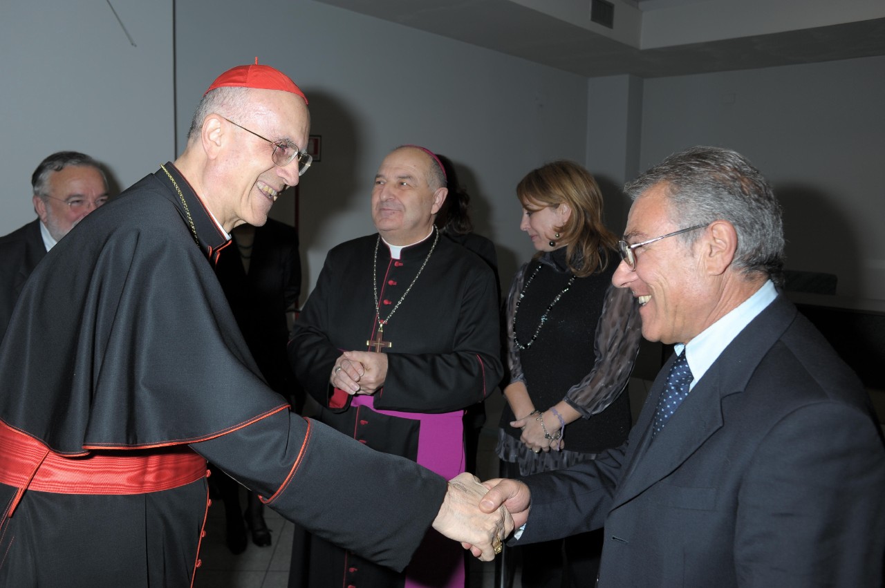 Card. Bertone_Saluto